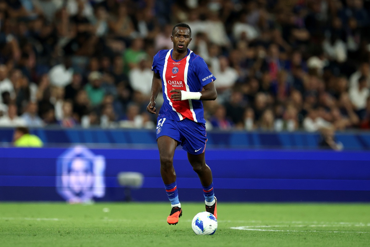 «Manchester Siti» Villian Pacho transferi uchun kurashda «Arsenal»dan oldinda bormoqda